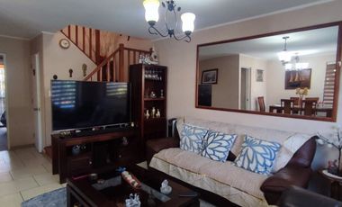 LINDA CASA CON GRAN TERRAZA TECHADA Y PATIO