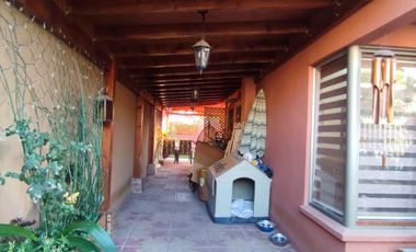 LINDA CASA CON GRAN TERRAZA TECHADA Y PATIO