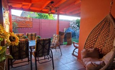 LINDA CASA CON GRAN TERRAZA TECHADA Y PATIO