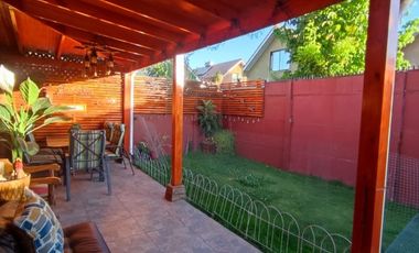 LINDA CASA CON GRAN TERRAZA TECHADA Y PATIO