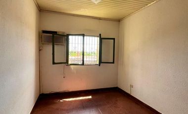 Departamento en avenida Tambor de Tacuarí y avenida Jauretche