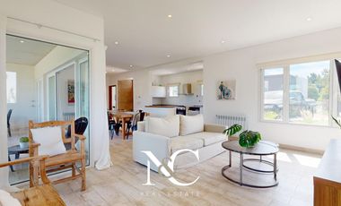 Casa en venta en Costa Esmeralda con piscina y gas natural