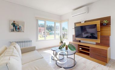 Casa en venta en Costa Esmeralda con piscina y gas natural