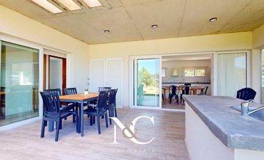Casa en venta en Costa Esmeralda con piscina y gas natural