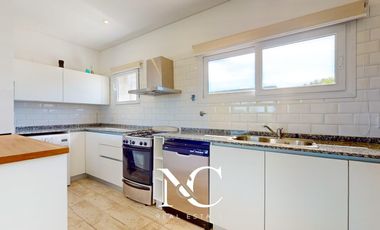 Casa en venta en Costa Esmeralda con piscina y gas natural