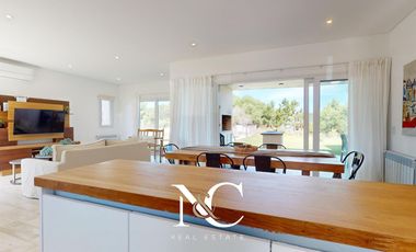 Casa en venta en Costa Esmeralda con piscina y gas natural