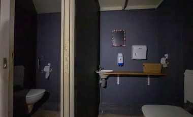 Local con amplia vidriera, enfrente a tribunales, 2 baños