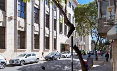 Local con amplia vidriera, enfrente a tribunales, 2 baños