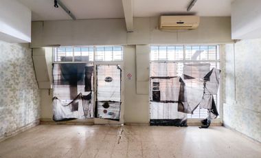 Local con amplia vidriera, enfrente a tribunales, 2 baños
