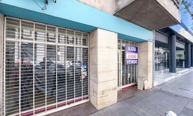 Local con amplia vidriera, enfrente a tribunales, 2 baños