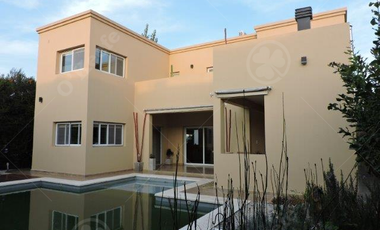 Casa en Venta de cuatro ambientes con piscina en Altos de Hudson II, Hudson, Berazategui