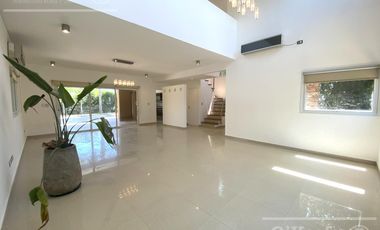 Casa en Venta de cuatro ambientes con piscina en Altos de Hudson II, Hudson, Berazategui