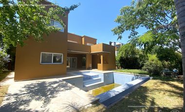 Casa en Venta de cuatro ambientes con piscina en Altos de Hudson II, Hudson, Berazategui