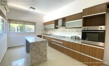 Casa en Venta de cuatro ambientes con piscina en Altos de Hudson II, Hudson, Berazategui