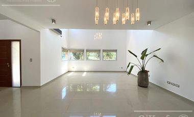 Casa en Venta de cuatro ambientes con piscina en Altos de Hudson II, Hudson, Berazategui