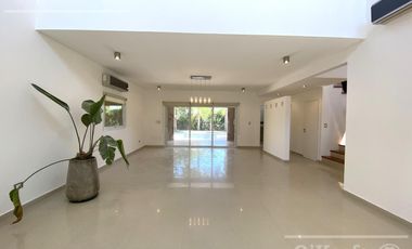 Casa en Venta de cuatro ambientes con piscina en Altos de Hudson II, Hudson, Berazategui