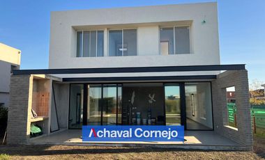 VENTA | Casa  de 4 dormitorios   pileta en el barrio Araucarias, Puertos