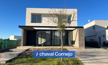 VENTA | Casa  de 4 dormitorios   pileta en el barrio Araucarias, Puertos