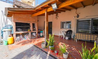 Venta - Casa - 4 ambientes - Ramos Mejia - Pileta - Cochera