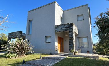 Casa en barrio privado Altos del Casco Zarate