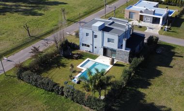 Casa en barrio privado Altos del Casco Zarate