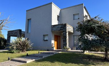 Casa en barrio privado Altos del Casco Zarate