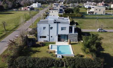 Casa en barrio privado Altos del Casco Zarate
