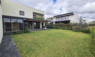 Venta de Casa en Querétaro, dentro Club Golf Campanario 4 recámaras, gran jardín
