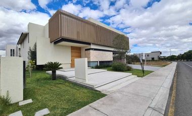 Venta de Casa en Querétaro, dentro Club Golf Campanario 4 recámaras, gran jardín