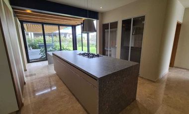 Venta de Casa en Querétaro, dentro Club Golf Campanario 4 recámaras, gran jardín