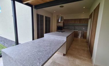 Venta de Casa en Querétaro, dentro Club Golf Campanario 4 recámaras, gran jardín