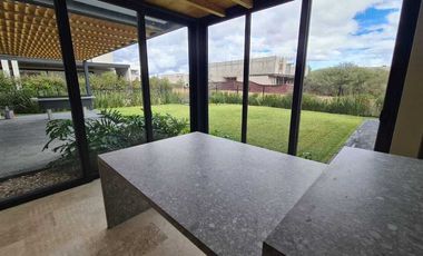 Venta de Casa en Querétaro, dentro Club Golf Campanario 4 recámaras, gran jardín