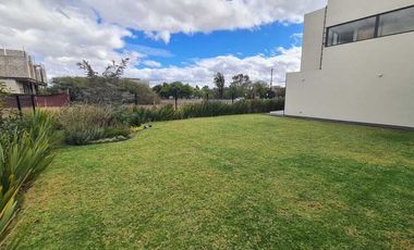 Venta de Casa en Querétaro, dentro Club Golf Campanario 4 recámaras, gran jardín
