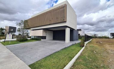 Venta de Casa en Querétaro, dentro Club Golf Campanario 4 recámaras, gran jardín