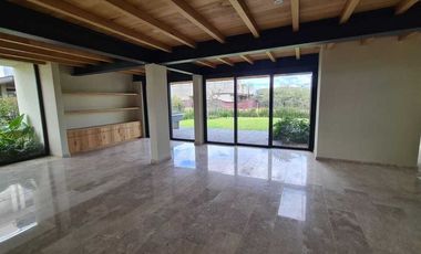 Venta de Casa en Querétaro, dentro Club Golf Campanario 4 recámaras, gran jardín