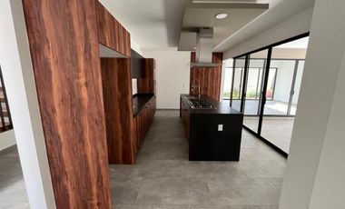 Venta de Casa en Querétaro, Lomas del Campanario IV, seguridad, alberca
