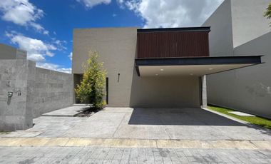 Venta de Casa en Querétaro, Lomas del Campanario IV, seguridad, alberca
