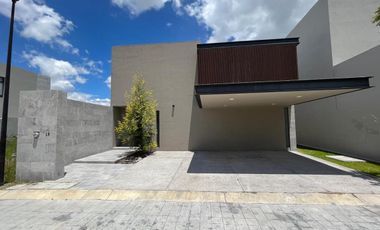 Venta de Casa en Querétaro, Lomas del Campanario IV, seguridad, alberca