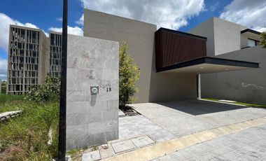 Venta de Casa en Querétaro, Lomas del Campanario IV, seguridad, alberca