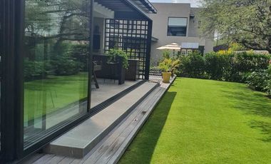 Venta de Casa en El Campanario, Golf,4 recámaras con baño, alberca y gran jardín