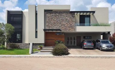 Venta de Casa en El Campanario, Golf,4 recámaras con baño, alberca y gran jardín