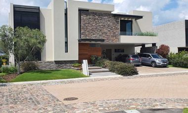 Venta de Casa en El Campanario, Golf,4 recámaras con baño, alberca y gran jardín
