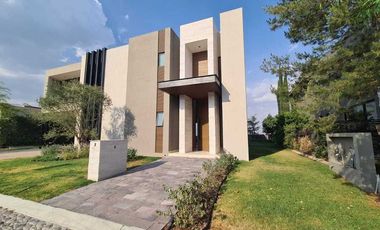 Venta de Casa en Querétaro, dentro del Club de Golf Campanario, 4 recámaras