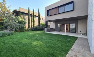 Venta de Casa en Querétaro, dentro del Club de Golf Campanario, 4 recámaras