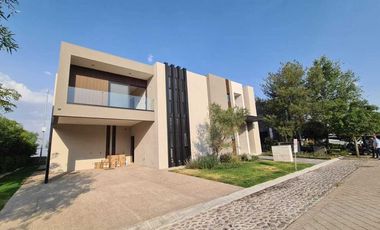Venta de Casa en Querétaro, dentro del Club de Golf Campanario, 4 recámaras