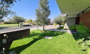 Venta de Casa en Querétaro, dentro del Club de Golf Campanario, alberca domotica