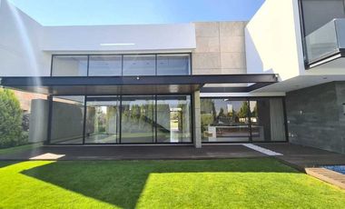 Venta de Casa en Querétaro, dentro del Club de Golf Campanario, alberca domotica