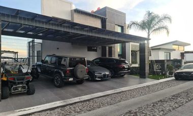 Venta de Casa en Querétaro, Corregidora, Vista Real, Club Hípico, alberca propia