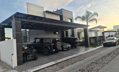 Venta de Casa en Querétaro, Corregidora, Vista Real, Club Hípico, alberca propia