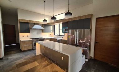 Venta de Casa en Querétaro, dentro del Club de Golf Campanario, 5 recámaras